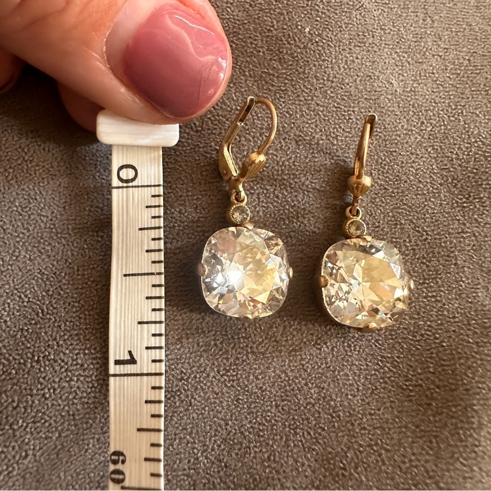 Elegant Vintage-Style Gold Leverback Earrings Cushion Cut Crystal Drops Sparkle - Picture 3 of 7